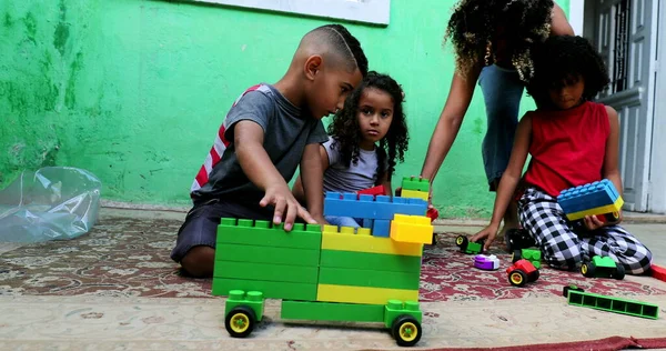 Crianças Hispânicas Brincando Com Brinquedos — Fotografia de Stock