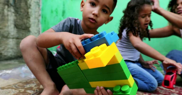 Spaanse Kinderen Die Met Speelgoed Spelen — Stockfoto