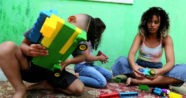 おもちゃで遊んでいるヒスパニック系の子供 — ストック写真
