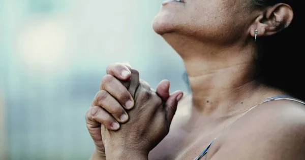 Mulher Negra Hispânica Orando Deus Mão Perto — Fotografia de Stock