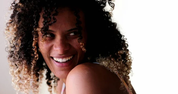 Mujer Negra Hispana Retrato Sonrisa Cara Cerca Vida Real Risa — Foto de Stock