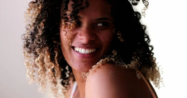 ヒスパニック系黒人女性の肖像画の笑顔を閉じる顔 実際の生活の笑いと笑顔 — ストック写真
