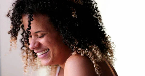 Mujer Negra Hispana Retrato Sonrisa Cara Cerca Vida Real Risa — Foto de Stock