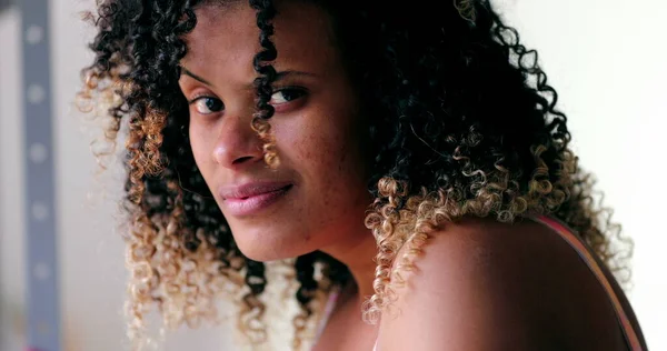 Hispanic Black Woman Portrait Smile Close Face Real Life Lachen — Stockfoto