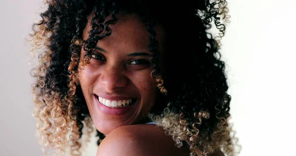 Hiszpanka Czarny Kobieta Portret Uśmiech Zbliżenie Twarz Prawdziwe Życie Śmiech — Zdjęcie stockowe