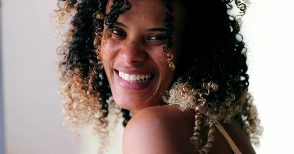 Hiszpanka Czarny Kobieta Portret Uśmiech Zbliżenie Twarz Prawdziwe Życie Śmiech — Zdjęcie stockowe