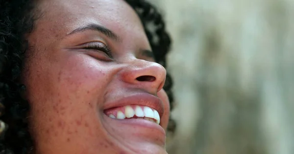 Szczęśliwa Pogodna Kobieta Uśmiecha Się Śmieje Patrząc Niebo — Zdjęcie stockowe