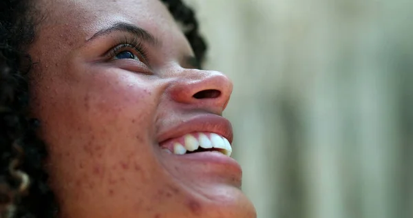 Szczęśliwa Pogodna Kobieta Uśmiecha Się Śmieje Patrząc Niebo — Zdjęcie stockowe