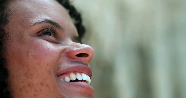 Mulher Serena Feliz Sorrindo Rindo Olhando Para Céu — Fotografia de Stock