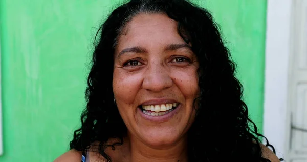 幸せなヒスパニック系の女性の笑顔 カジュアルな人ラテンアメリカの南アメリカ 本物の人々 — ストック写真