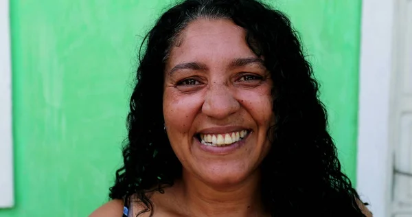 Glad Latinamerikansk Kvinna Som Ler Casual Person Latina Sydamerikanska Riktiga — Stockfoto