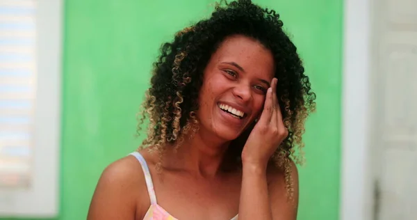 幸せなヒスパニック系ラテン系の女性 南アメリカ人の現実の笑いと笑顔 — ストック写真