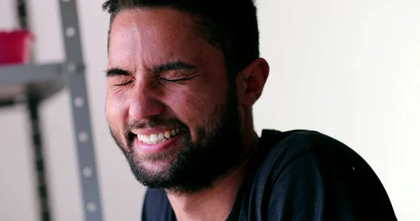 Muž Třiceti Usmívá Rozesmátý Portrét Latinskoamerické Osoby — Stock fotografie