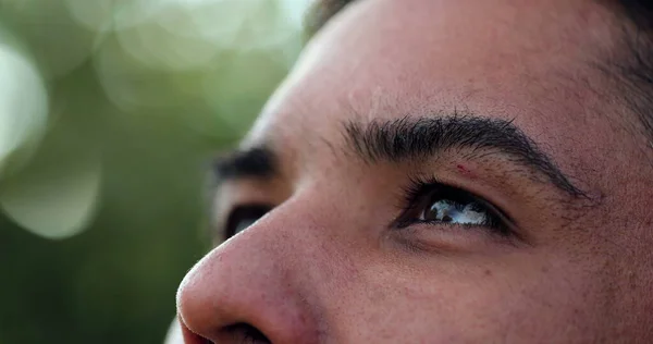 Olhos Homem Olhando Para Horizonte Contemplação Pessoa Pensativa Pensativa — Fotografia de Stock