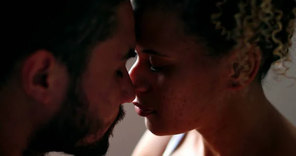 Couple Aimant Embrasser Hispanique Noir Fille Câlin Copain Candide Réel — Photo