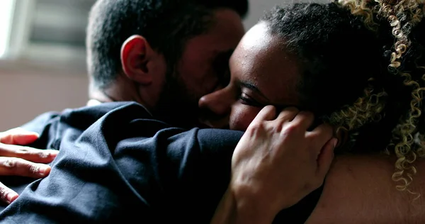 Αγαπημένο Ζευγάρι Αγκαλιάσει Ισπανίδα Μαύρη Που Αγκαλιάζει Αγόρι Της Αληθινοί — Φωτογραφία Αρχείου