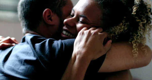 Abrazo Pareja Amorosa Chica Negra Hispana Abrazando Novio Gente Real — Foto de Stock