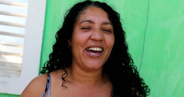 ヒスパニック系ラテン系の女性笑いと笑顔 本物の人々の肖像画 — ストック写真