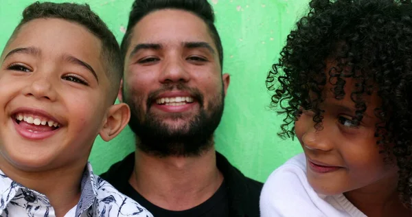 Spaanse Vader Met Kinderen Latijnse Kinderen Met Ouders Glimlachend Echte — Stockfoto