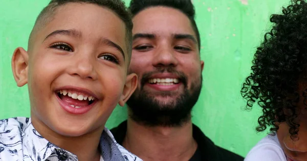 Spaanse Vader Met Kinderen Latijnse Kinderen Met Ouders Glimlachend Echte — Stockfoto
