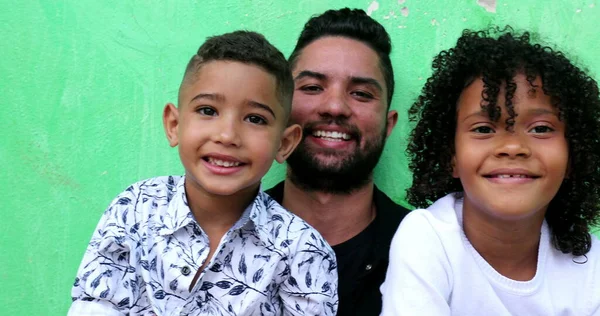 Çocuklu Spanyol Baba Aileleri Gülümseyen Latin Çocuklar Gerçek Insanlar — Stok fotoğraf
