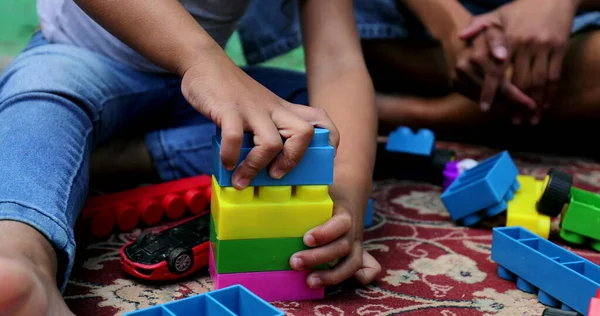 Девочка Играет Строительными Блоками Испанская Смешанная Расовая Принадлежность — стоковое фото