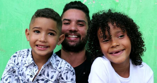 带着孩子的西班牙裔父亲 带着父母微笑的拉丁裔孩子 真实的人 — 图库照片