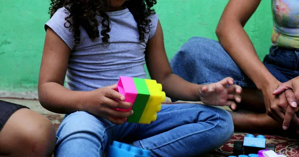 Kislány Építőkockákkal Játszik Spanyol Kevert Faji Etnikum — Stock Fotó
