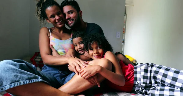 스페인 가족들 집에서 있습니다 남미의 캐주얼 부모와 자녀들 — 스톡 사진
