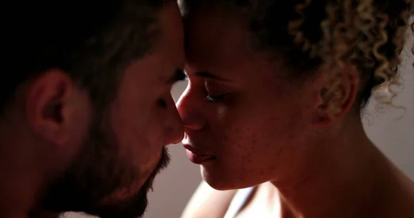 Latin Çift Sevgi Şefkat Romantizm Içindeki Spanyol Erkek Kadın — Stok fotoğraf