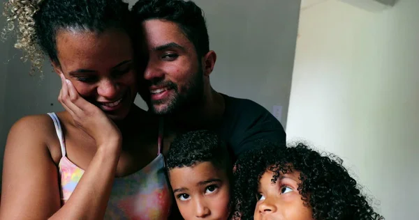 Spaanstalige Familie Samen Thuis Casual Zuid Amerikaanse Ouders Kinderen — Stockfoto