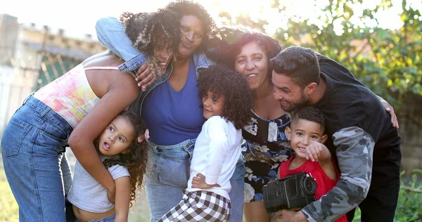 Spanyol Aile Fotoğrafı Dışarıda Gerçek Insanlar Birbirini Kucaklıyor — Stok fotoğraf
