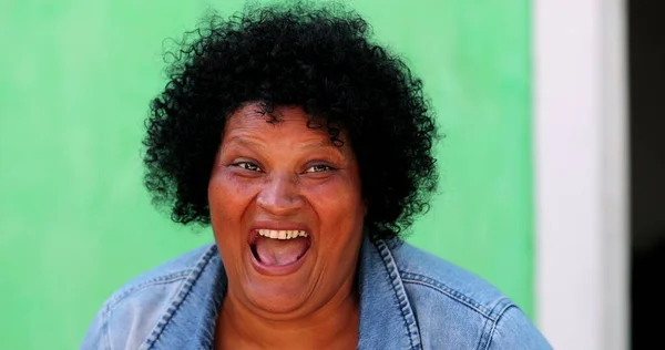 ヒスパニック系の女性の自発的な笑いと笑顔 本物の人生ブラジルの幸せな感情 — ストック写真