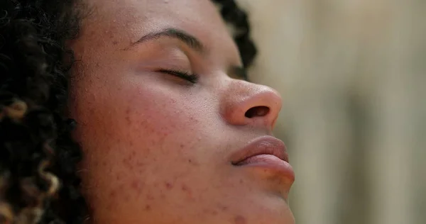 Mujer Hispana Enfrenta Ojos Cerrados Meditación Primer Plano Persona Abre —  Fotos de Stock