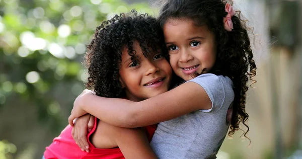 Latynoskie Rodzeństwo Obejmuje Się Przytula Dwie Siostry Kochają — Zdjęcie stockowe