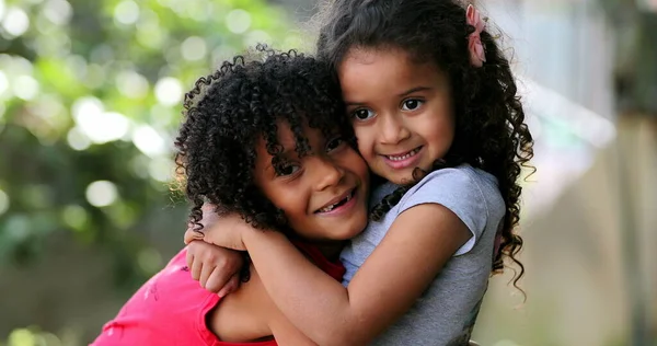 Latynoskie Rodzeństwo Obejmuje Się Przytula Dwie Siostry Kochają — Zdjęcie stockowe