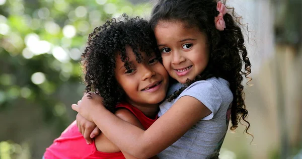 Irmãos Hispânicos Abraçam Abraçam Duas Irmãs Amam — Fotografia de Stock