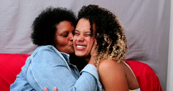 Латиноамериканская Мать Дочь Целуются Семейная Любовь Привязанность — стоковое фото