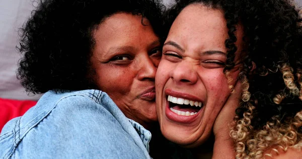 Latynoska Matka Córka Całują Się Rodzinna Miłość Uczucie — Zdjęcie stockowe