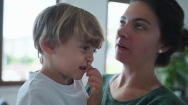 Anne kucağında bebek göz yuvarlıyor.