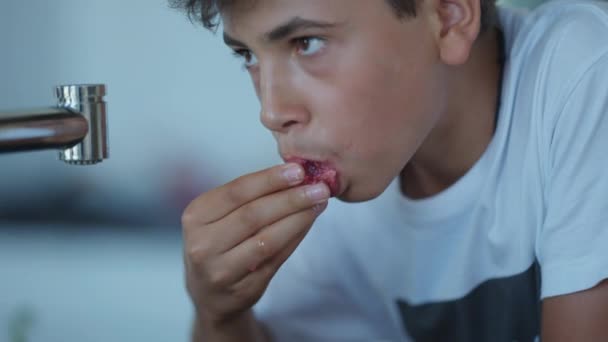 Szczery Przystojny Młody Chłopak Jedzący Owoce Bliska Dzieciak Zdrową Przekąskę — Wideo stockowe
