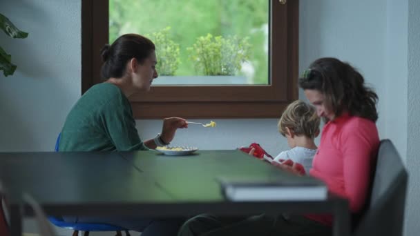 Madre Sincera Tratando Alimentar Los Niños Casa Auténticos Padres Vida — Vídeos de Stock