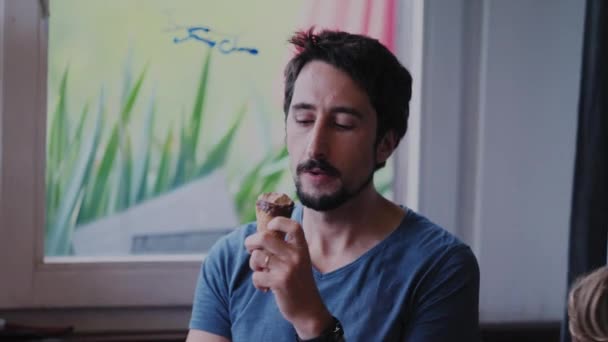 Ehrliche Person Isst Eis Mann Isst Eis Süßes Dessert — Stockvideo