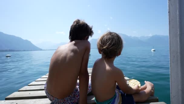 Costas Crianças Sentadas Cais Lago Bonito Momento Autêntico Sincero Dois — Vídeo de Stock