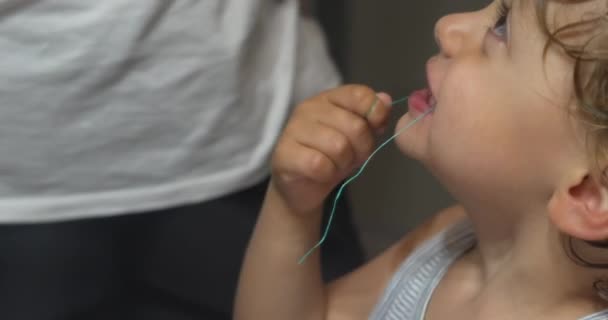 Kinderflosdraad Moeder Helpt Zoon Tandjes Flossen Bedtijd Nacht Routine — Stockvideo