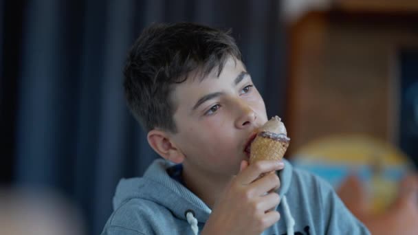 小さな男の子がチョコレートアイスクリームデザートを食べていた 本物の子供はおやつを食べる — ストック動画