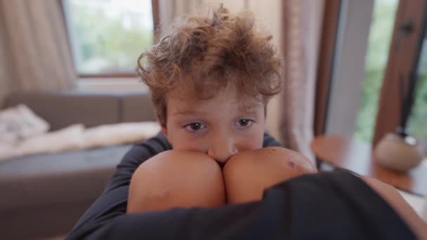 Barnansiktet Absorberas Filminnehåll Liten Pojke Omfamnar Sig Själv Titta Film — Stockvideo