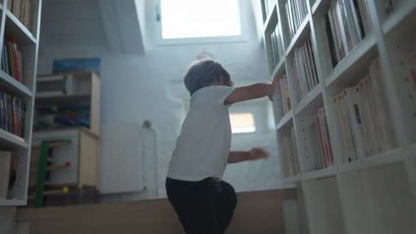 子供の足の階段を歩いてください 自宅で階段を登る子供の足 家の2階に行く男の子 — ストック動画