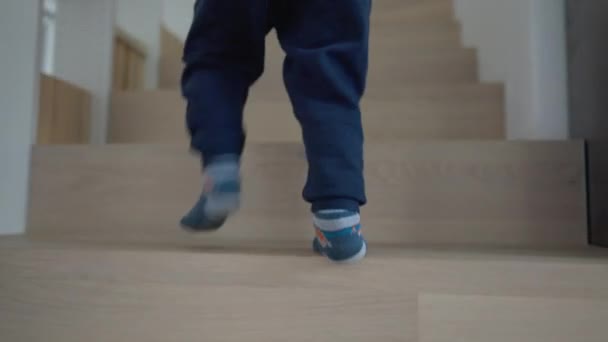 Дитячі Ноги Піднімаються Сходах Дитячі Ноги Піднімаються Сходами Вдома Хлопчик — стокове відео