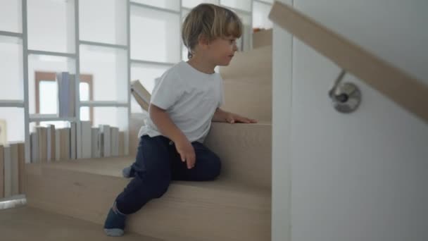 Criança Subir Escadas Casa Menino Subindo Escadas Indo Para Segundo — Vídeo de Stock